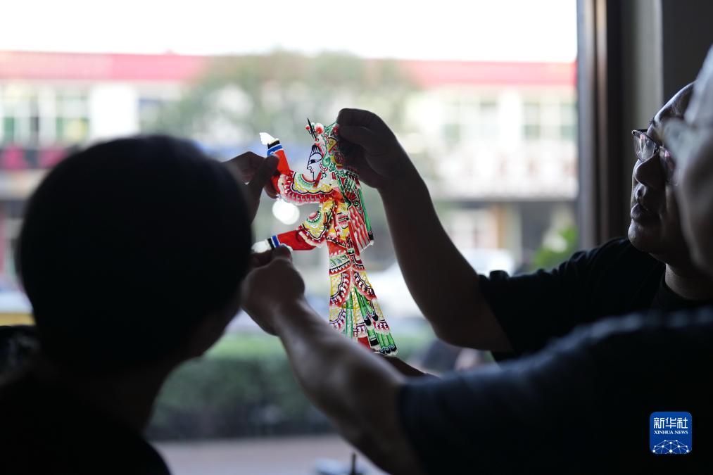 亚洲巴黎人